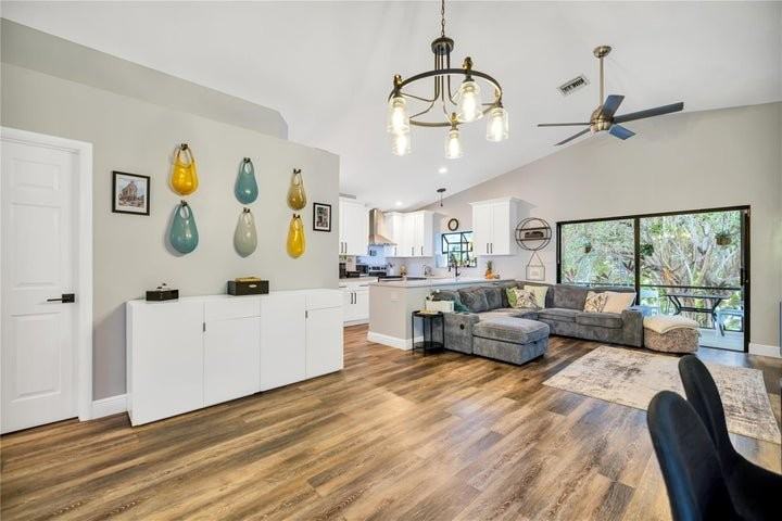 5568 American Cir - Photo 3 of 8