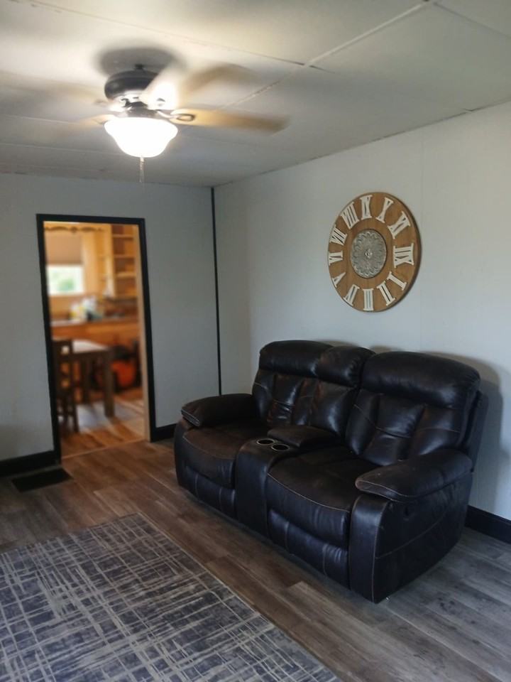 935 S Morgan Ave - Photo 3 of 11