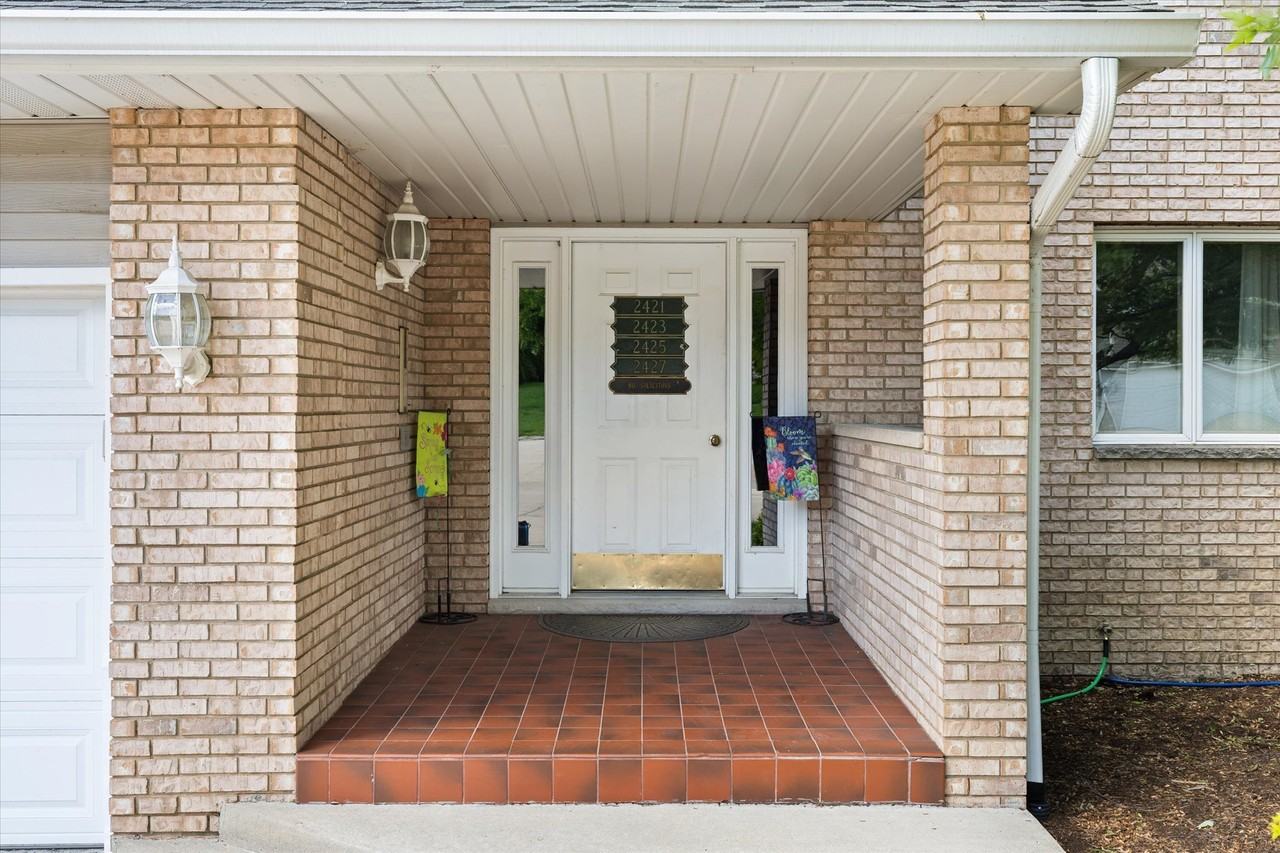 2427 Reynolds Manor Dr - Photo 2 of 18