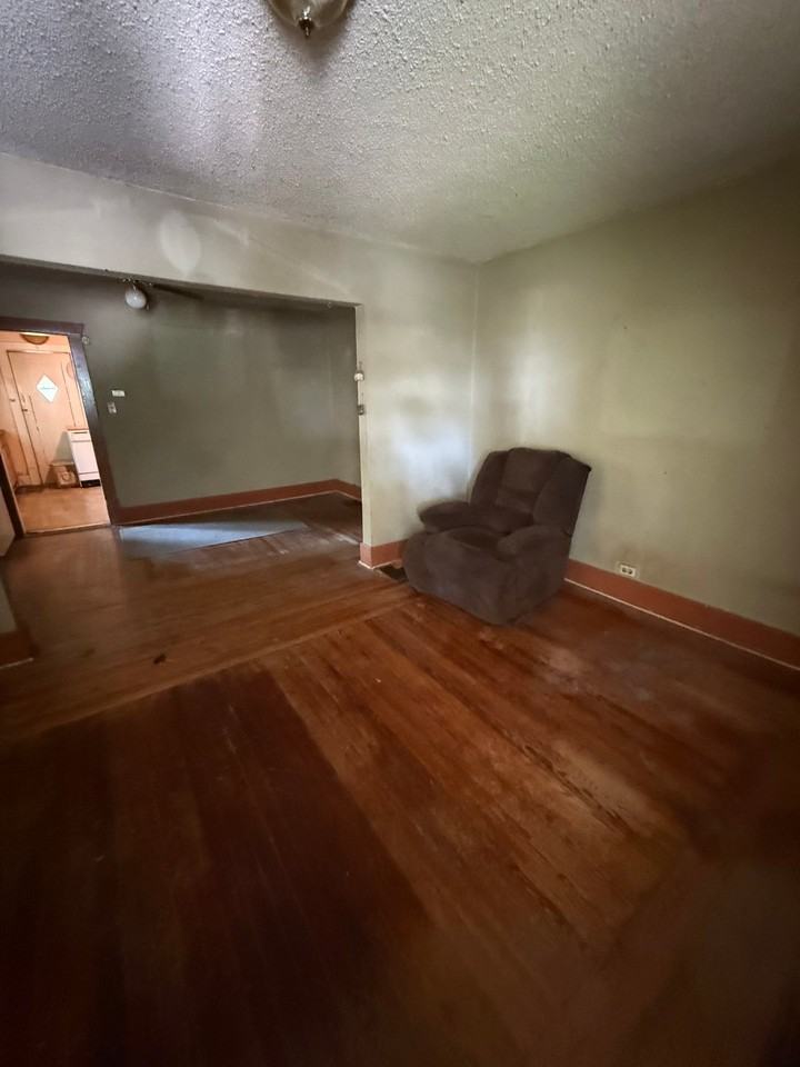 2081 N College St - Photo 2 of 16