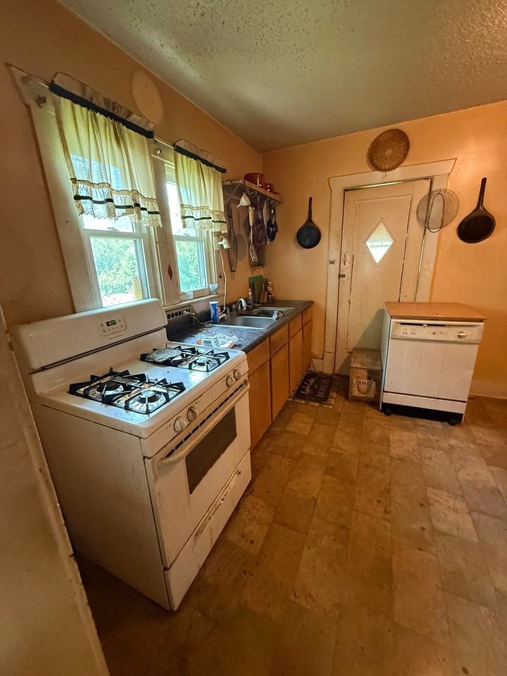 2081 N College St - Photo 5 of 16
