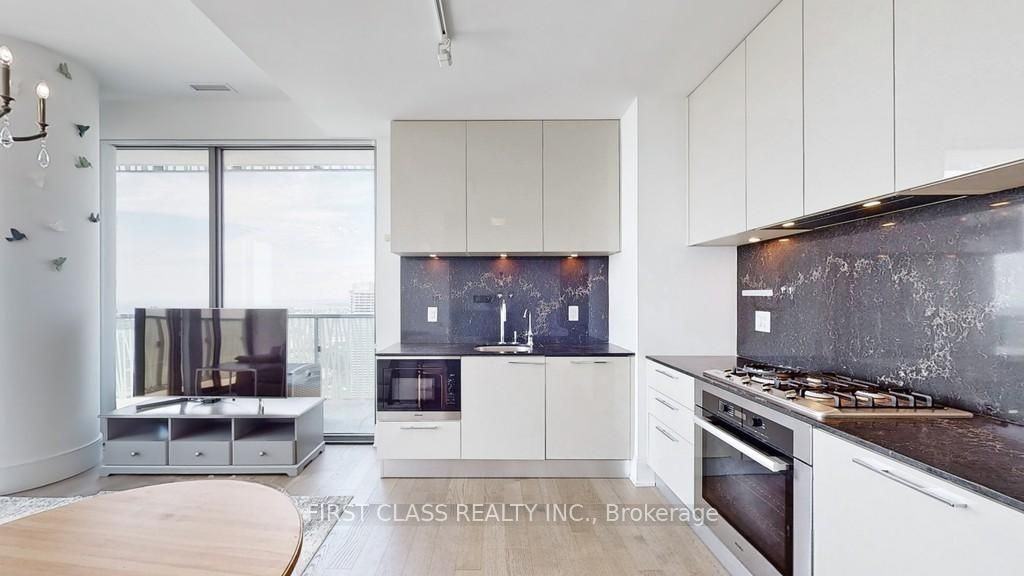 50 Charles Street East - Photo 2