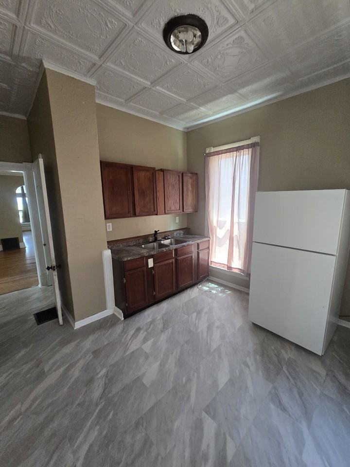 2452 S 20th St #NA - Photo 2 of 8