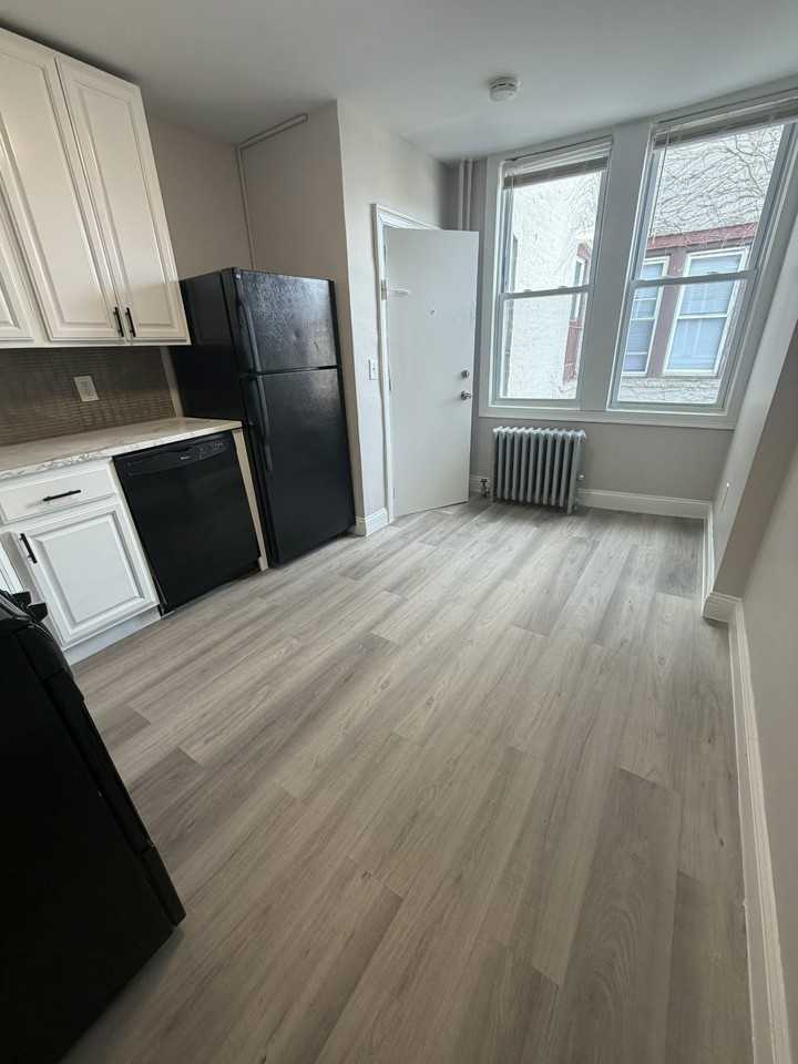 301 71st St #7 - Photo 2 of 7