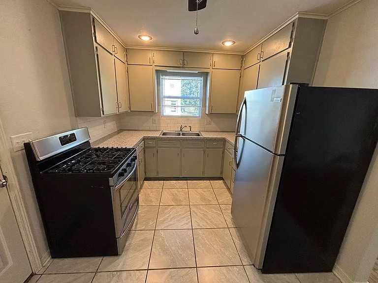 995 W Hickory St #NA - Photo 2 of 6