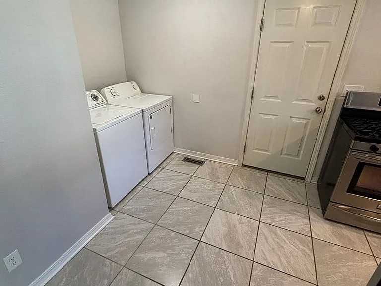 995 W Hickory St #NA - Photo 3 of 6