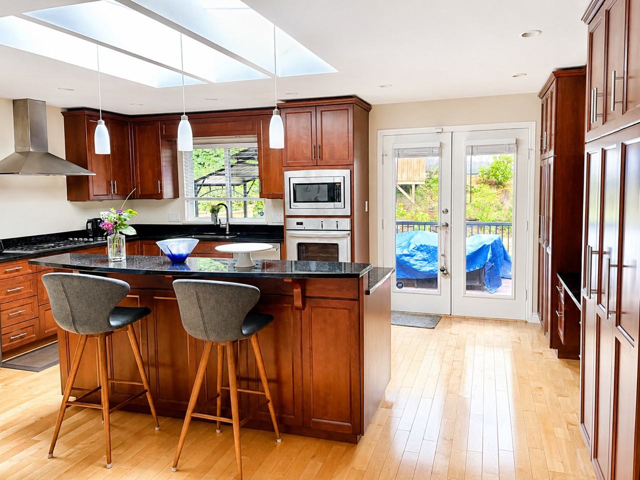 1040 W 19th St - Photo 4