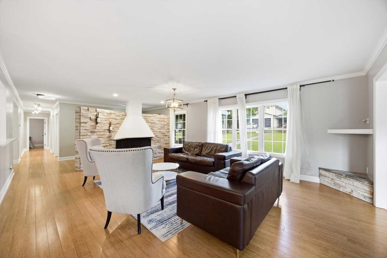 1 Fairhills Dr - Photo 2 of 31