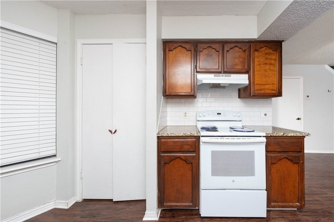 4010 Oak Bay Dr #E - Photo 2 of 7
