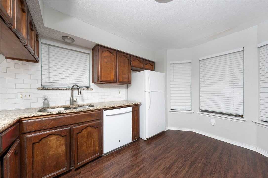 4010 Oak Bay Dr #E - Photo 3 of 7
