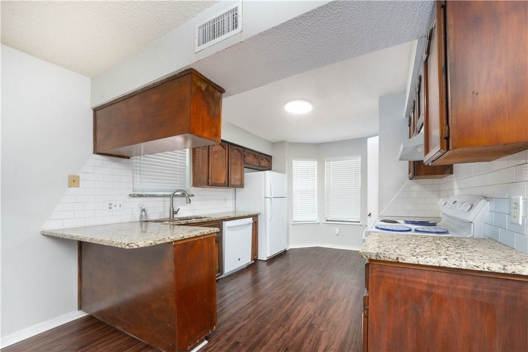 4010 Oak Bay Dr #E - Photo 4 of 7