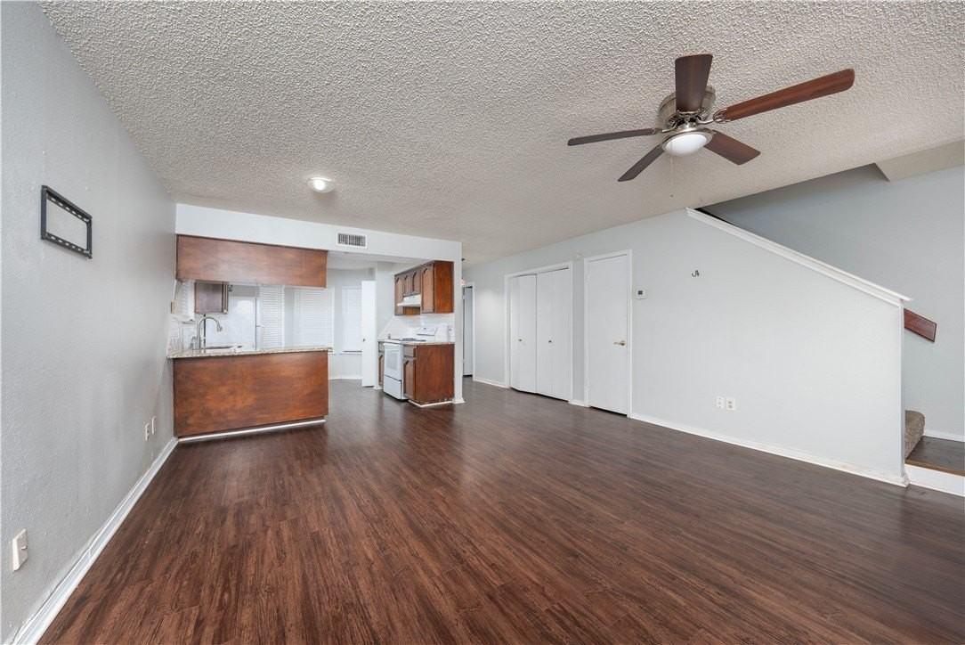 4010 Oak Bay Dr #E - Photo 5 of 7