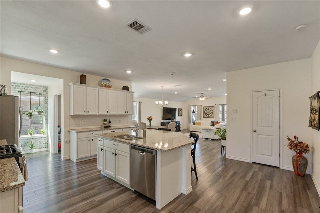 1346 Trent Park Ln - Photo 3 of 20
