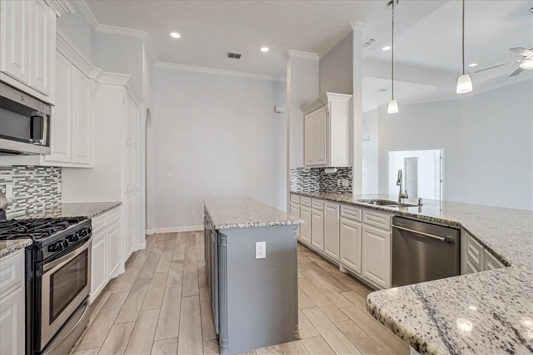 15501 Escapade St - Photo 4 of 40