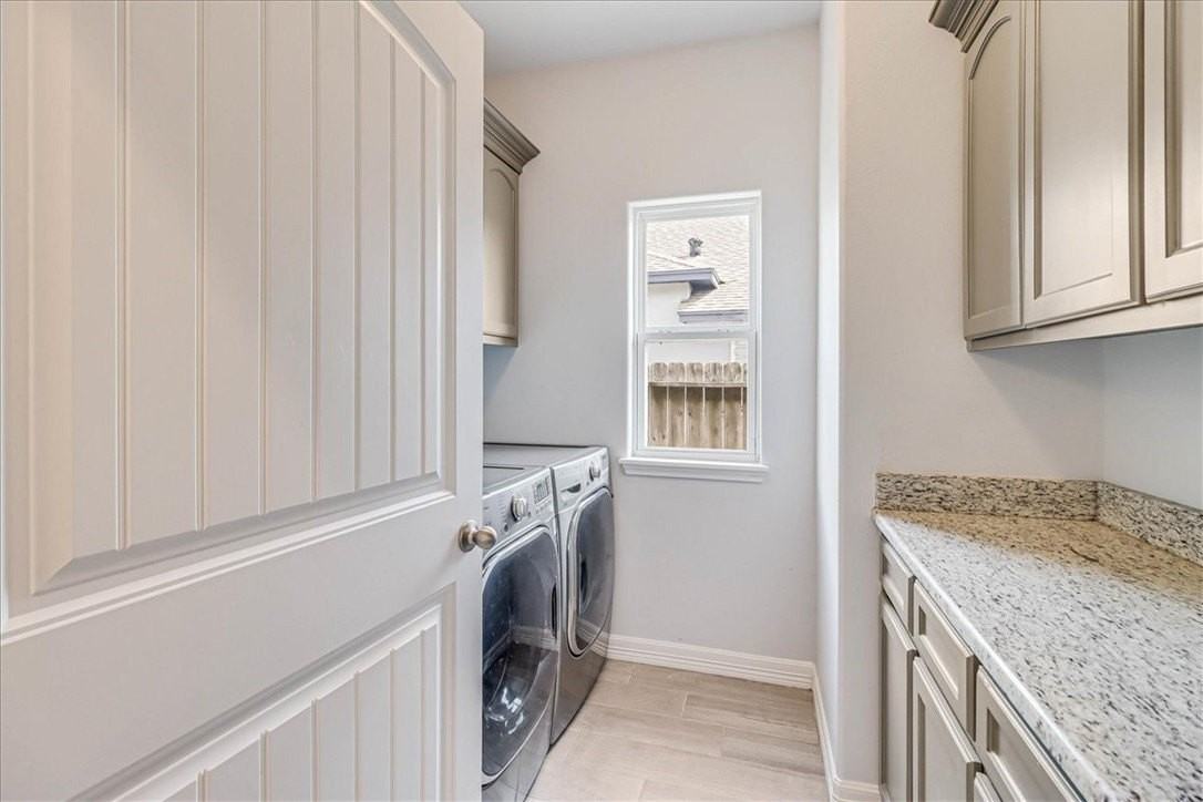 15501 Escapade St - Photo 5 of 40