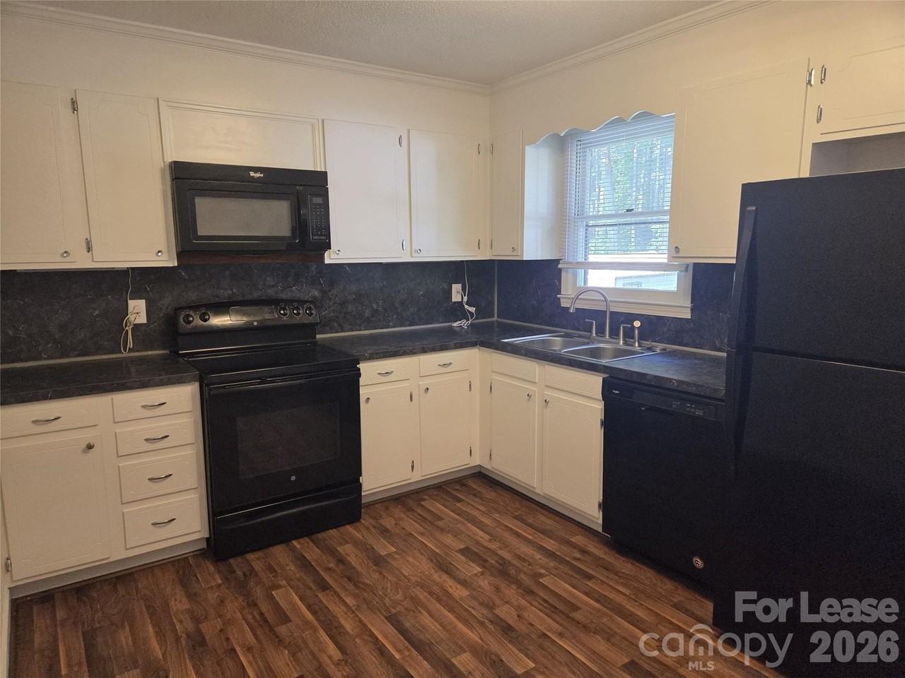 411 Town St - Photo 4 of 17