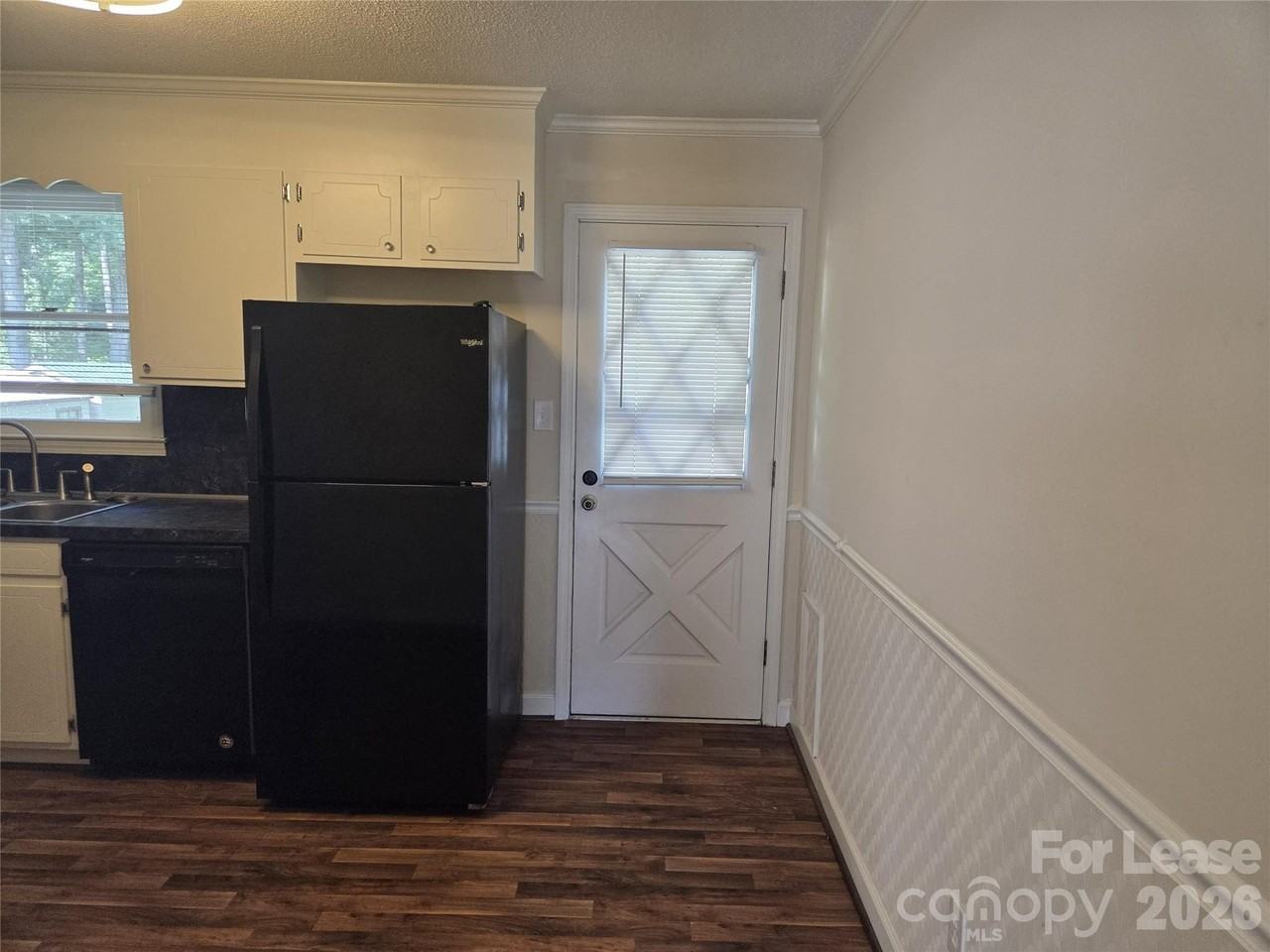 411 Town St - Photo 5 of 17