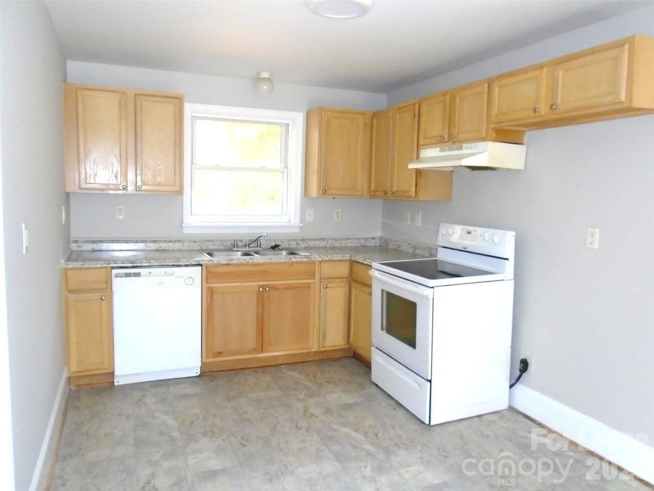 223 Dakota St - Photo 2 of 11