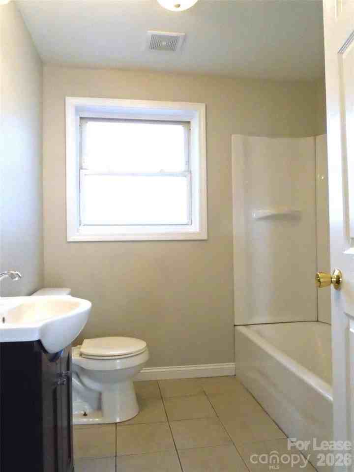 223 Dakota St - Photo 7 of 11