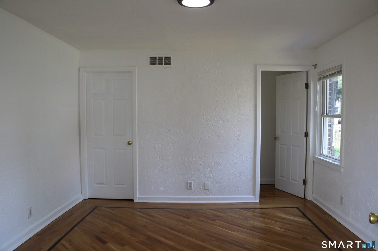 264 Pearl Harbor St - Photo 4 of 39