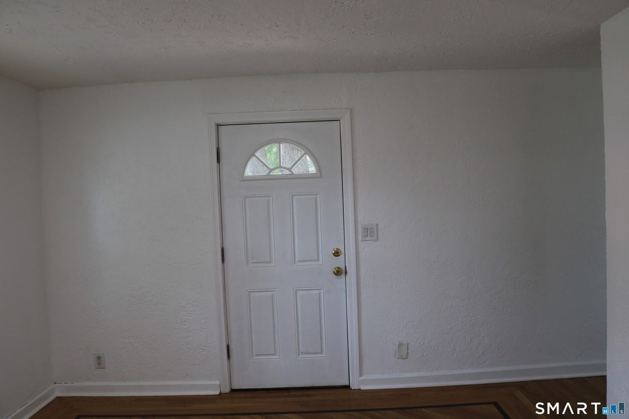 264 Pearl Harbor St - Photo 7 of 39