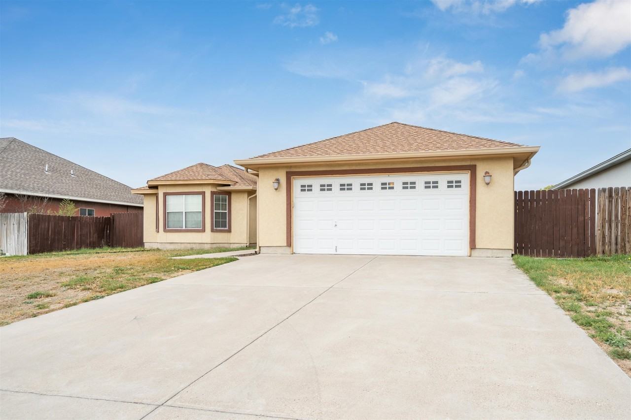 215 Javier Dr - Photo 3 of 28