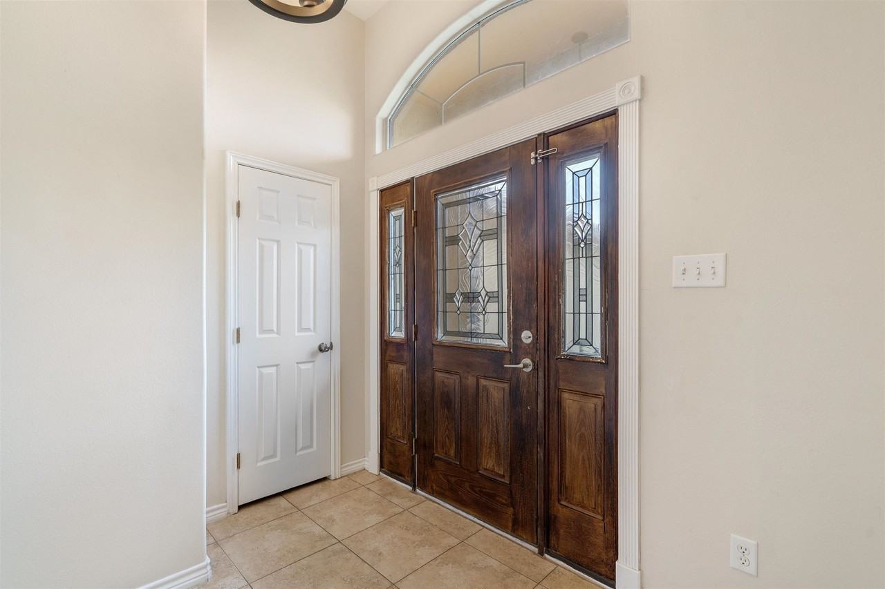 215 Javier Dr - Photo 4 of 28