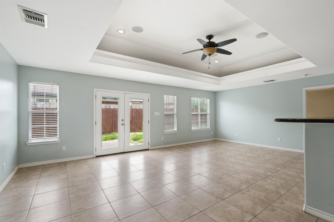 215 Javier Dr - Photo 5 of 28