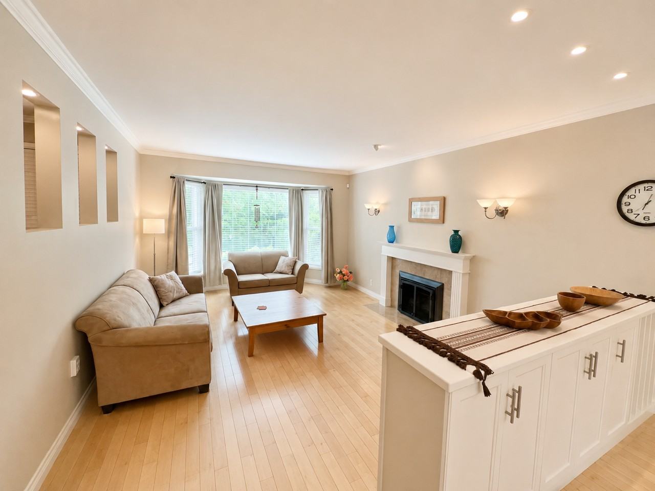 1040 W 19th St - Photo 3
