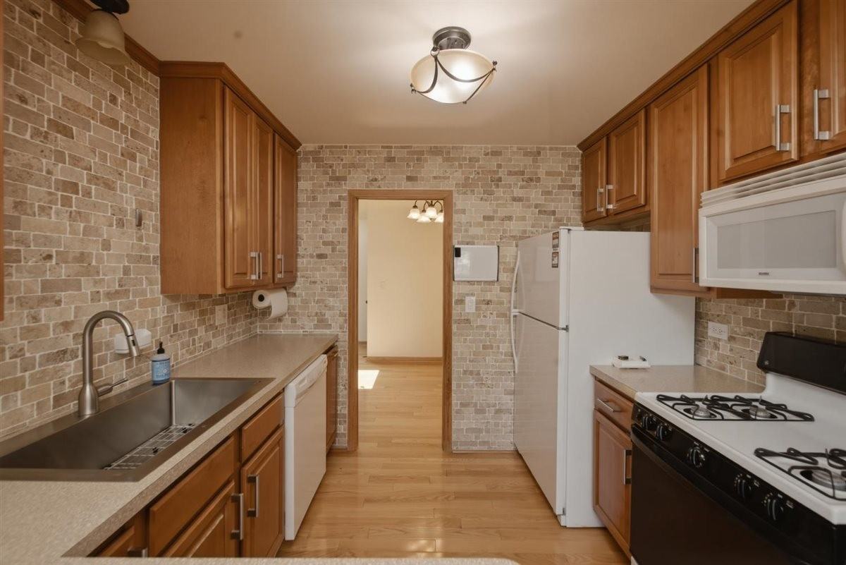 1671 Grosvenor Cir #C - Photo 4 of 18