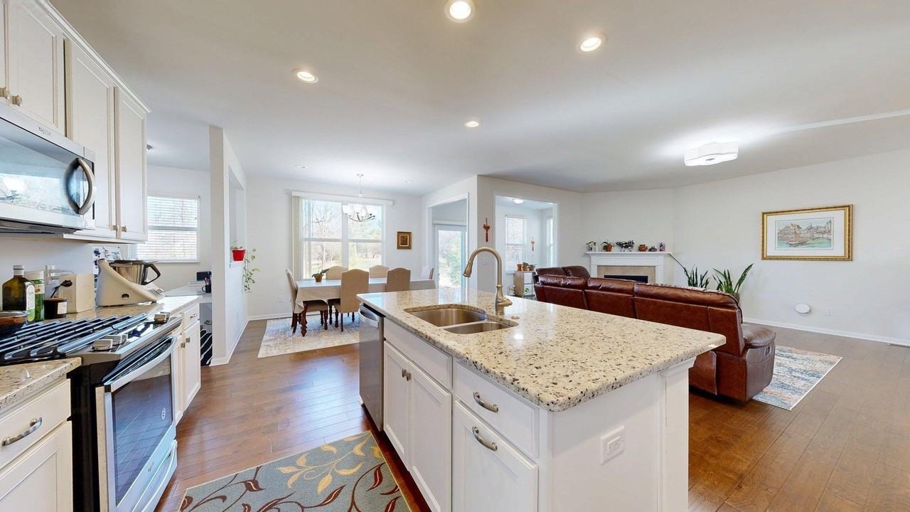 2901 Dillon Dr - Photo 2 of 22
