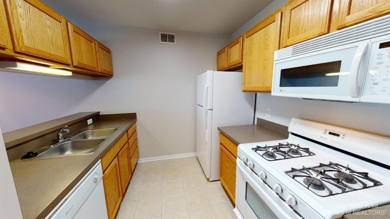2785 S Knightsbridge Cir - Photo 2 of 21