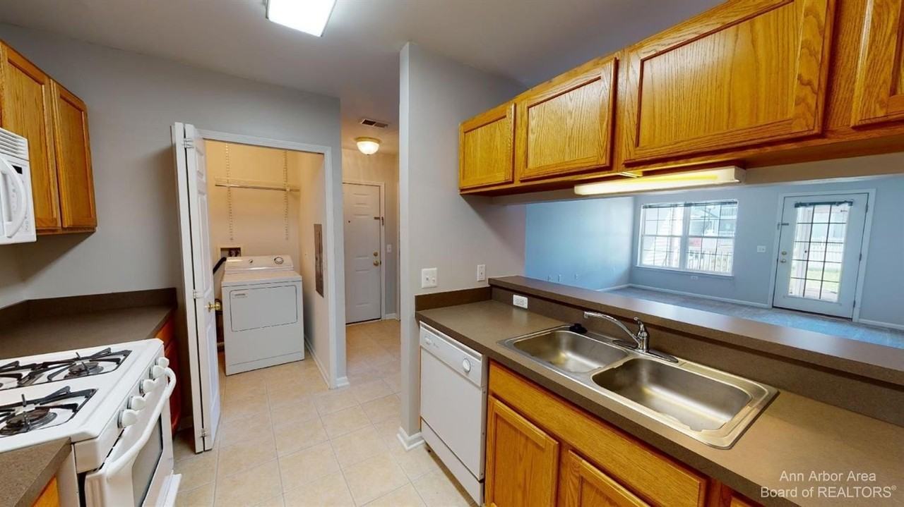2785 S Knightsbridge Cir - Photo 3 of 21