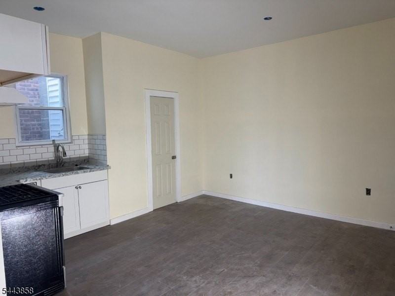213 Harrison Ave - Photo 2 of 11