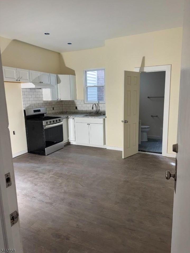 213 Harrison Ave - Photo 4 of 11