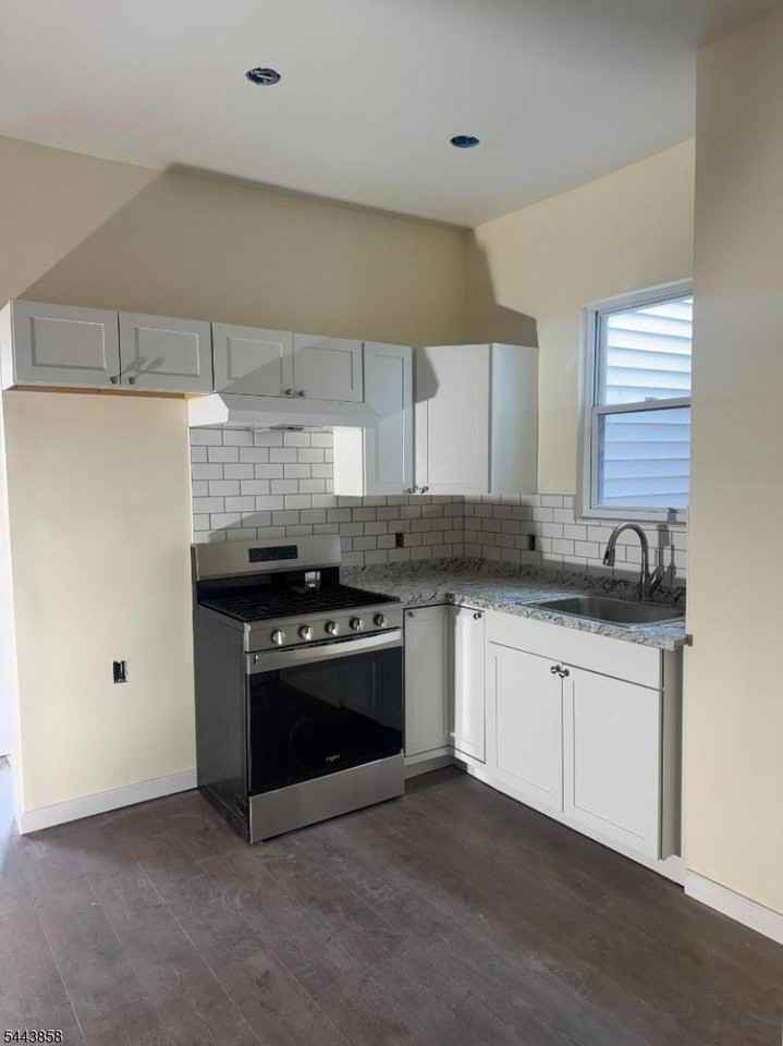 213 Harrison Ave - Photo 5 of 11