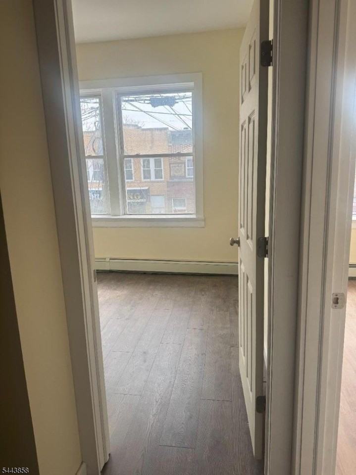213 Harrison Ave - Photo 7 of 11
