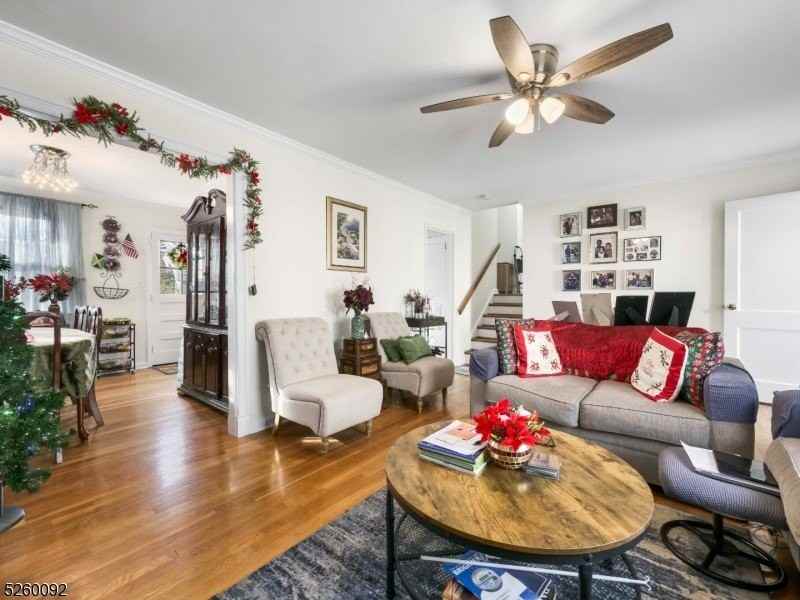135 Hawthorne Ave - Photo 5 of 22