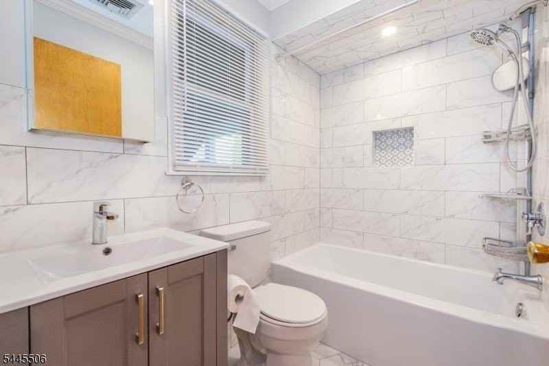 137 E 9th St #1 - Photo 4 of 12