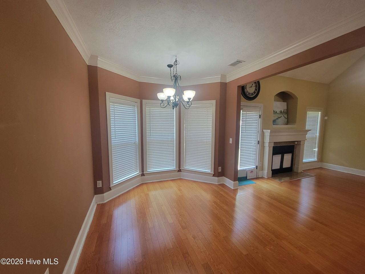 1010 Barrett Dr - Photo 4 of 24