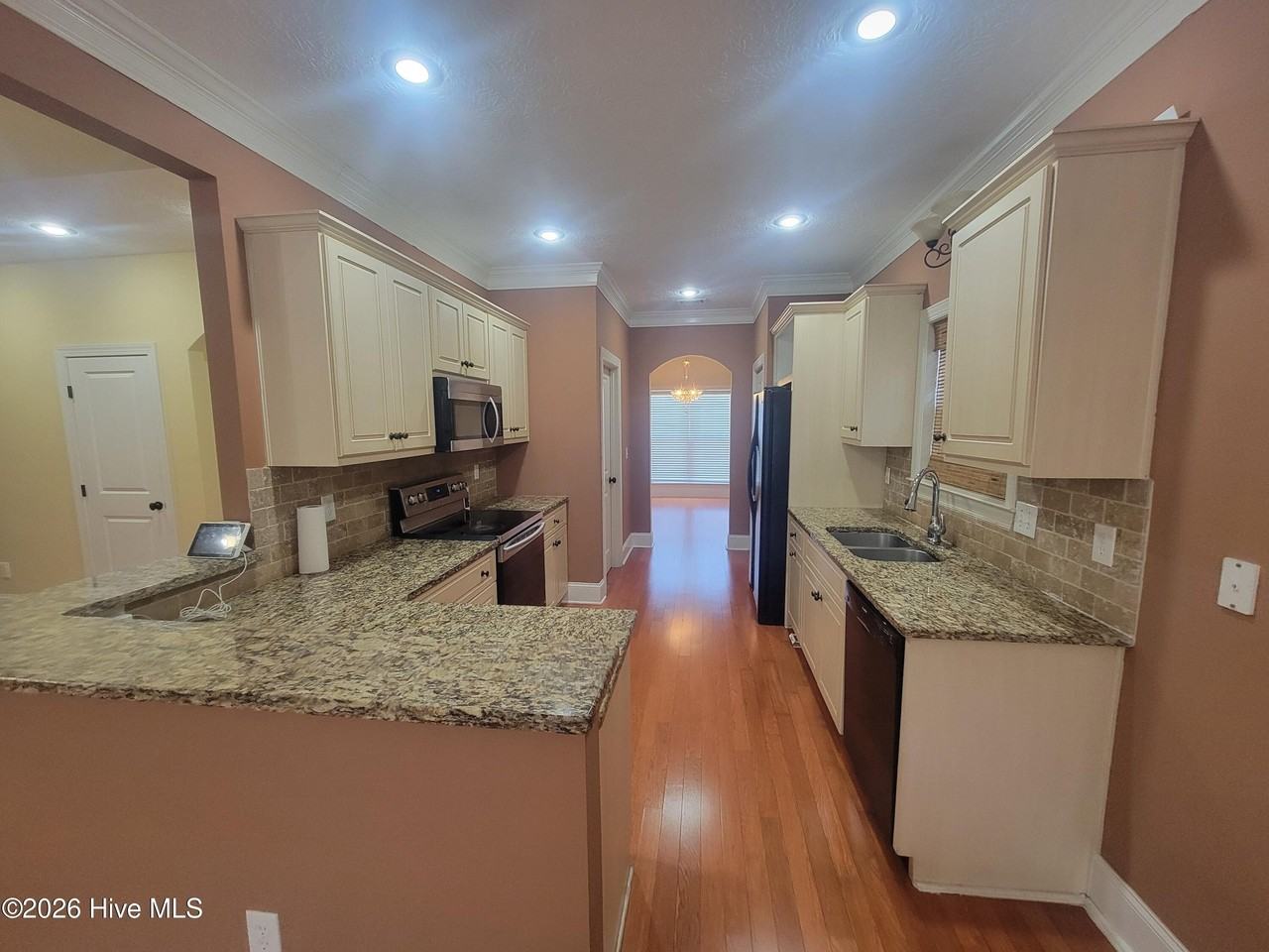 1010 Barrett Dr - Photo 5 of 24