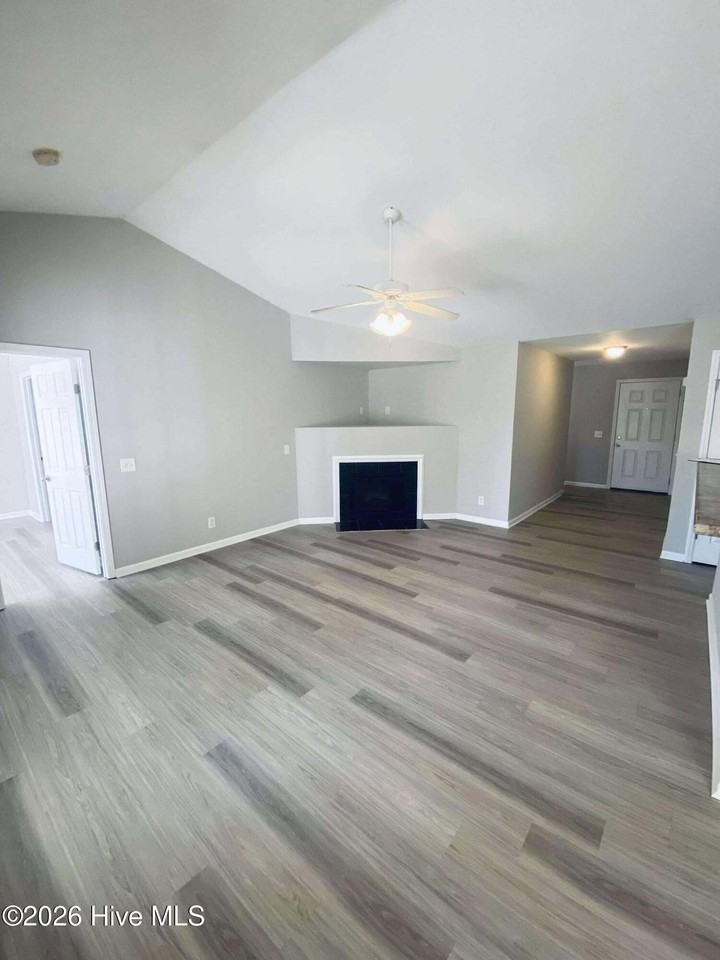 2412 King Richard Ct #F - Photo 4 of 12
