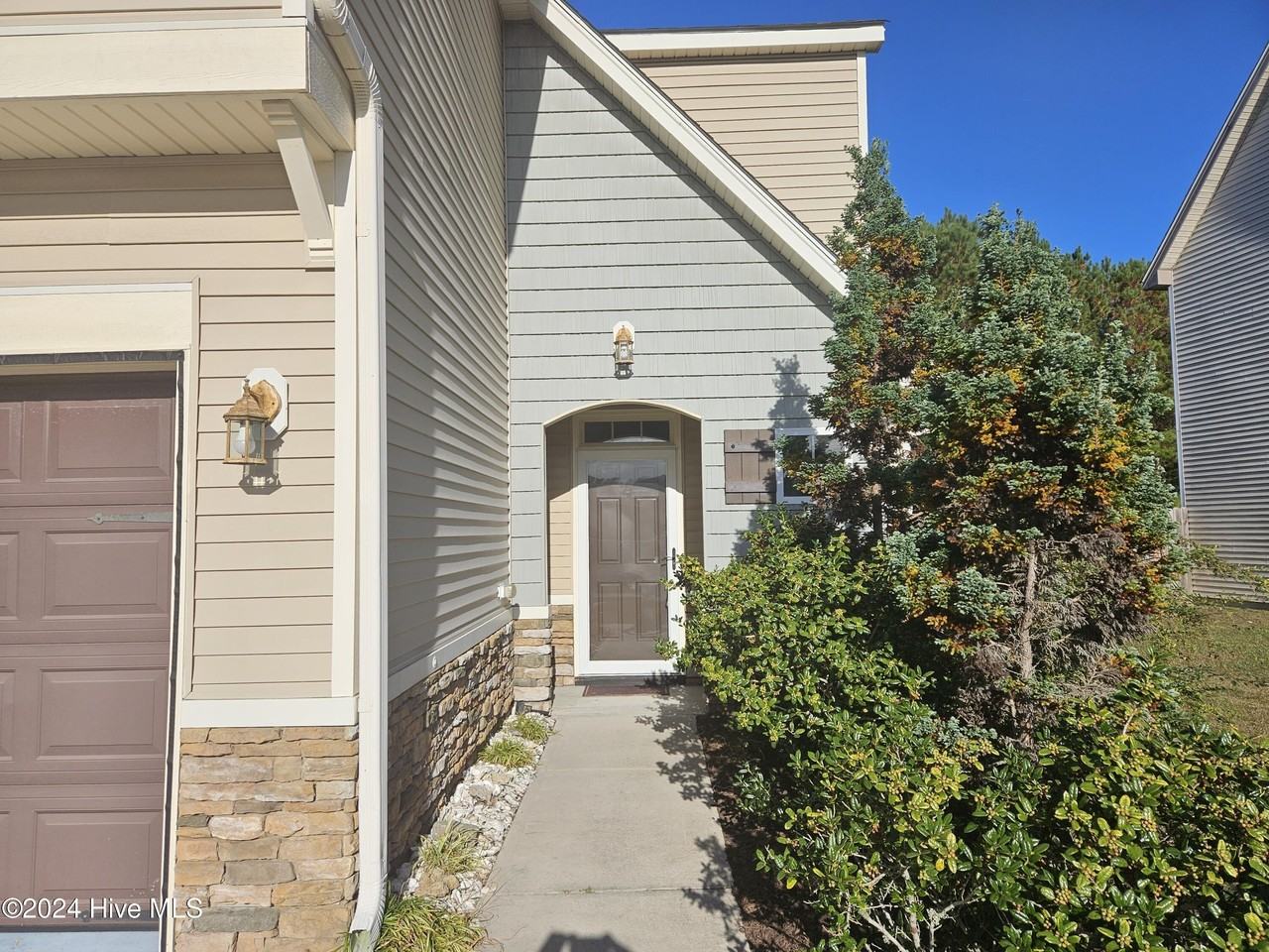 210 Long Pond Dr - Photo 2 of 27