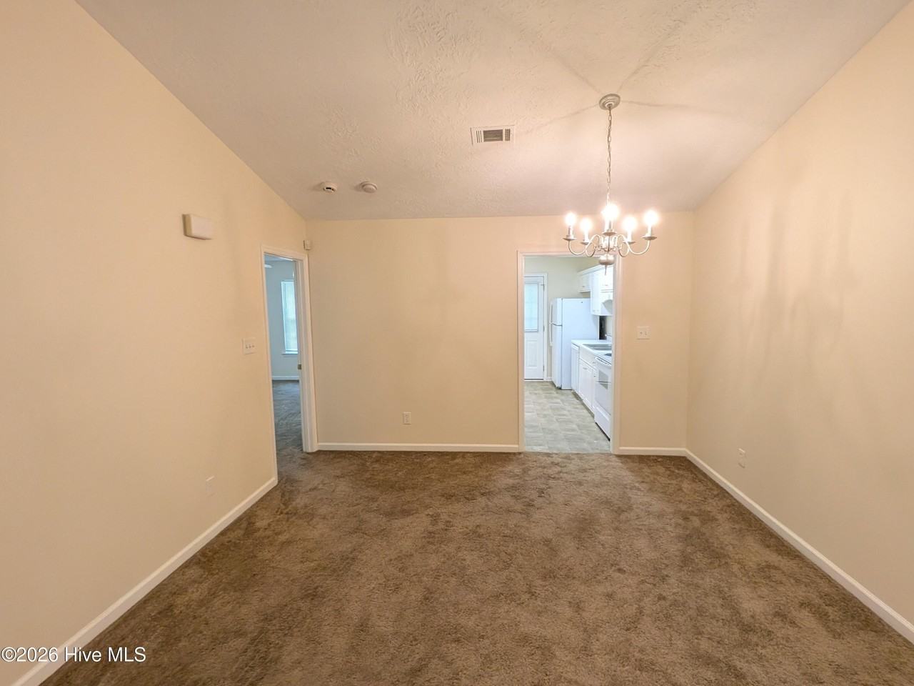 526 Edgecliff Ln - Photo 3 of 18