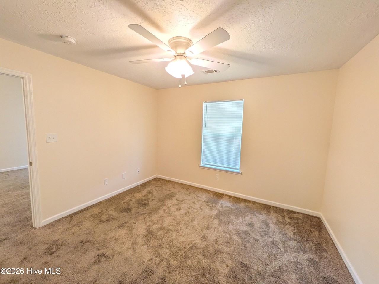 526 Edgecliff Ln - Photo 4 of 18