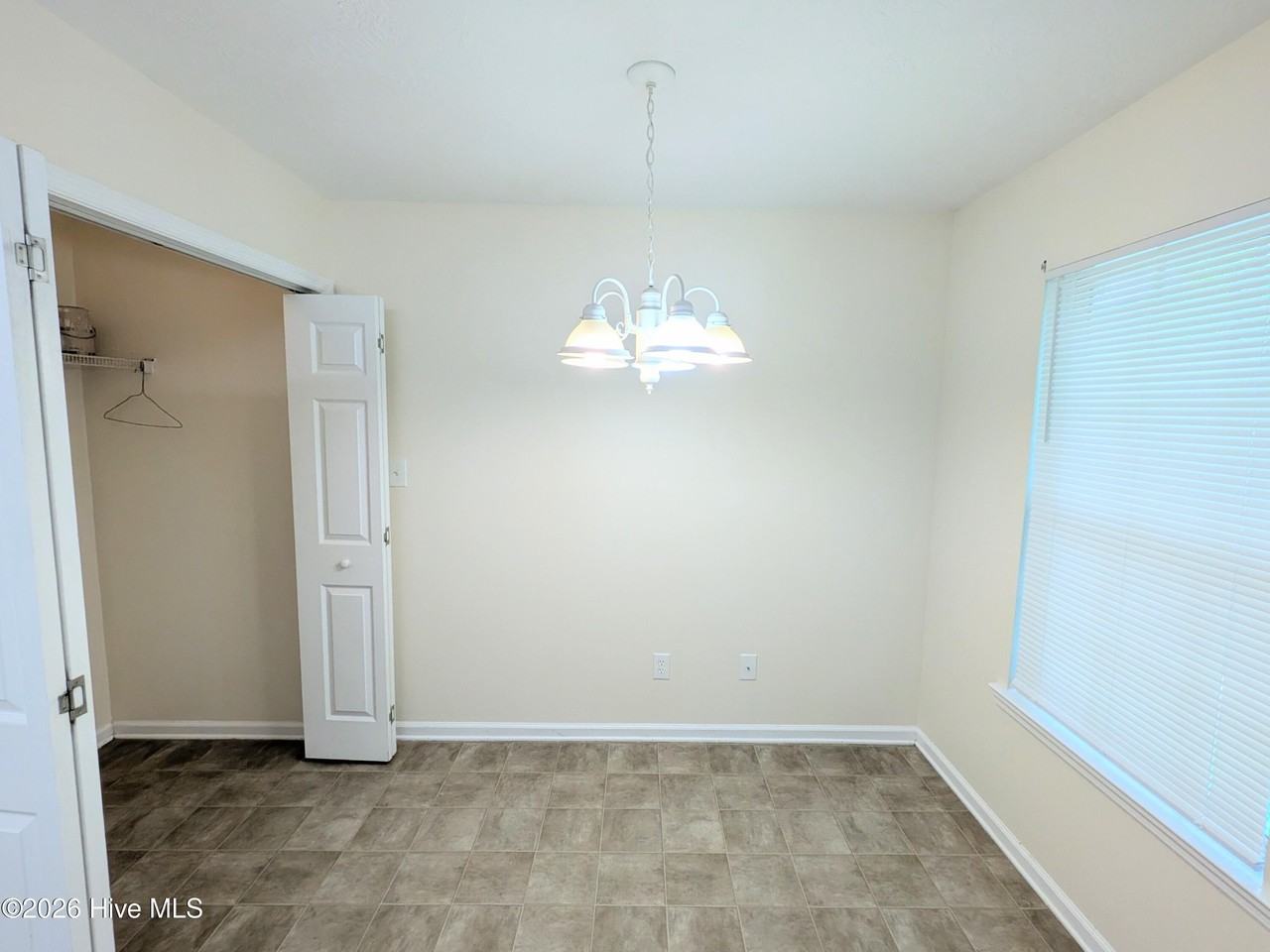 526 Edgecliff Ln - Photo 5 of 18