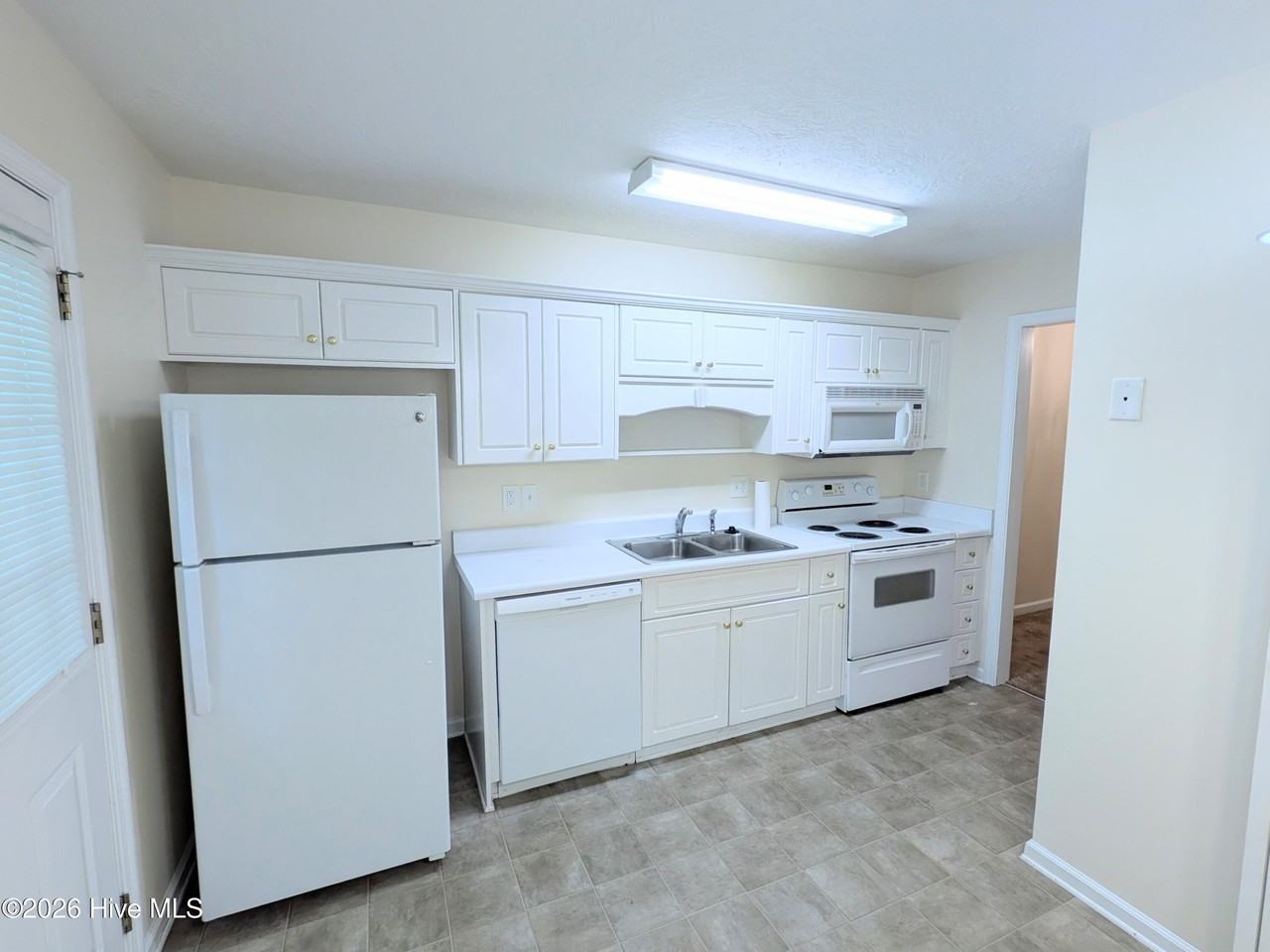 526 Edgecliff Ln - Photo 6 of 18