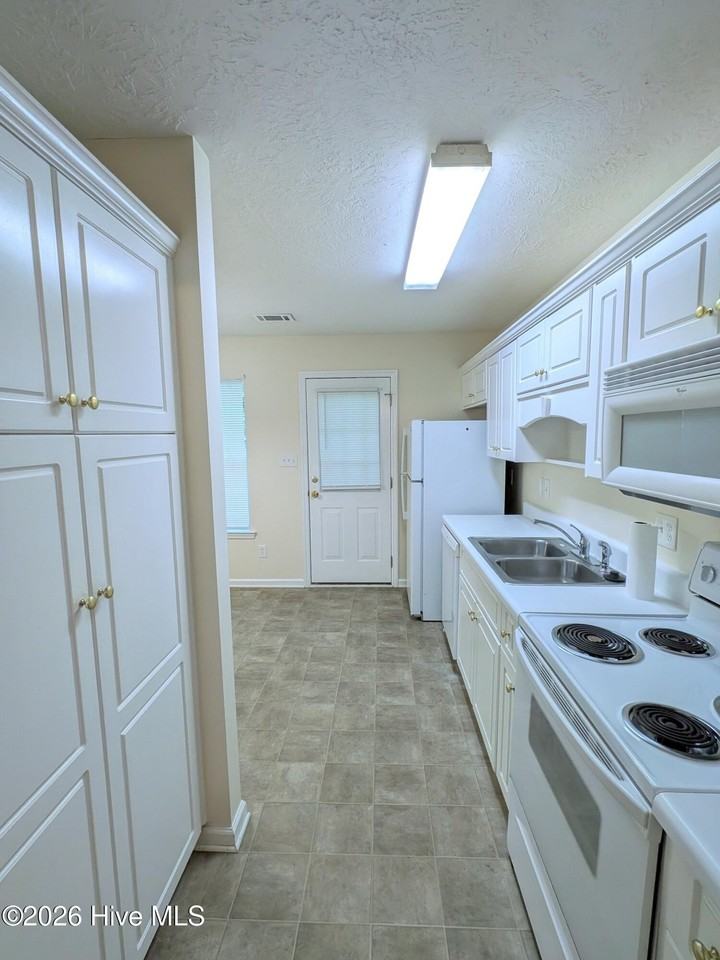 526 Edgecliff Ln - Photo 7 of 18