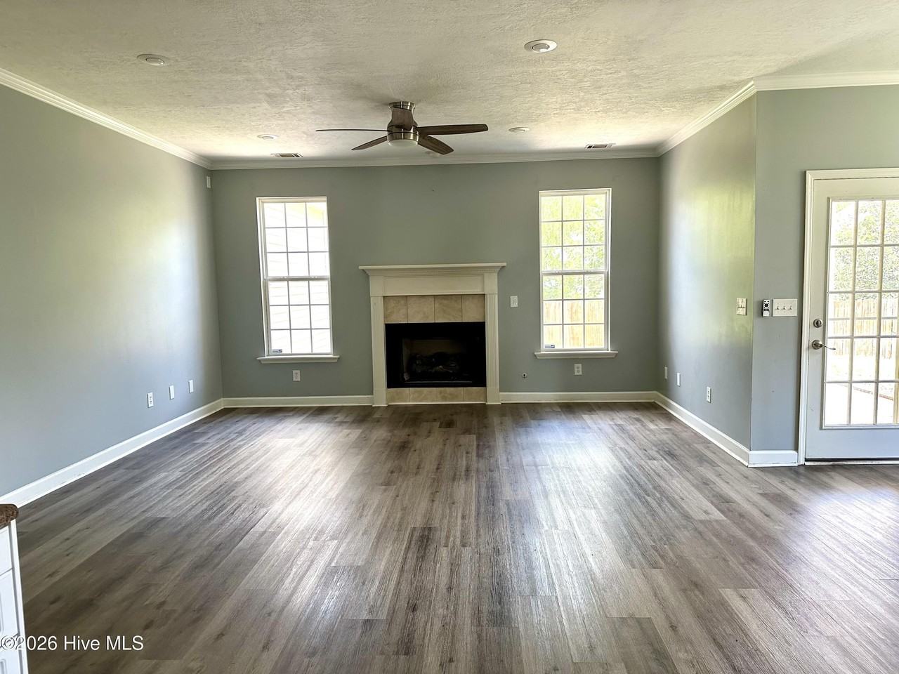 1305 Wickham Ct - Photo 7 of 37