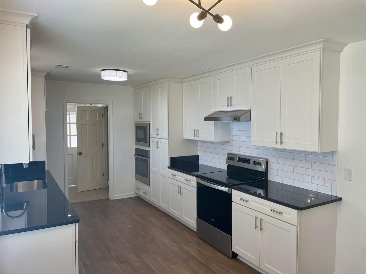 2420 Stratfield Dr - Photo 5 of 34